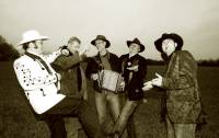 Dans p jordet: Humrfylt countryrock fra Drmmere & Drankere, fra venstre Dag Tufte, Dag Inge Bruflot, Morten Haugen, Hans-Martin Fiskns og Knut A. Nygaard. (Foto: Johanne Thorseth)